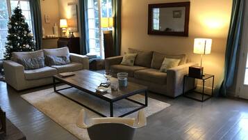 Télévision, cheminée