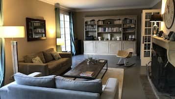 Télévision, cheminée