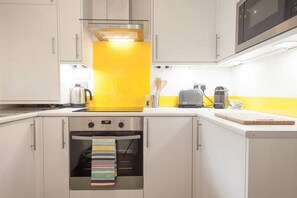 Fridge, microwave, oven, stovetop - Perfect location!  Next to Columbia Rd, Shoreditch (London)