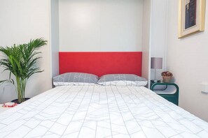 1 habitación, escritorio, tabla de planchar con plancha y wifi 