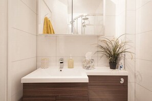 Hair dryer, towels, soap, shampoo - Perfect location!  Next to Columbia Rd, Shoreditch (London)