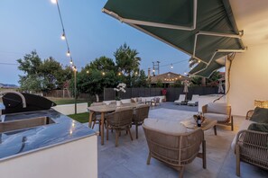 Outdoor dining - Ground floor 2 bedroomed apartment. 3 minute walk from Kalamaki beach. (Zakynthos)