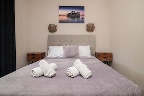 2 bedrooms, in-room safe, iron/ironing board, free WiFi - Ground floor 2 bedroomed apartment. 3 minute walk from Kalamaki beach. (Zakynthos)