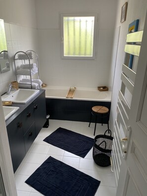 Combined shower/bathtub, hair dryer, towels, toilet paper - 5 minutes from the beach (Gujan-Mestras)