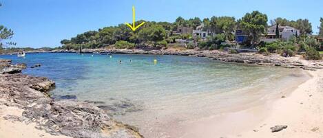 Plage, chaises longues, serviettes de plage