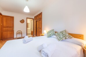 5 habitaciones, tabla de planchar con plancha, wifi y ropa de cama 