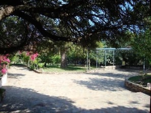 Property grounds - Villa Lentischio at 100 m to the sea with private garden,wif,airco,parking,bbq (Budoni)
