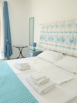 4 bedrooms, iron/ironing board, travel cot, free WiFi - Villa Lentischio at 100 m to the sea with private garden,wif,airco,parking,bbq (Budoni)