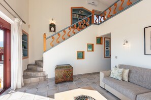 Smart-TV, Kamin, DVD-Player, Bücher