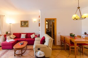 Smart TV, fireplace, DVD player