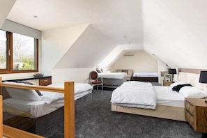 7 bedrooms, iron/ironing board, free WiFi, bed sheets