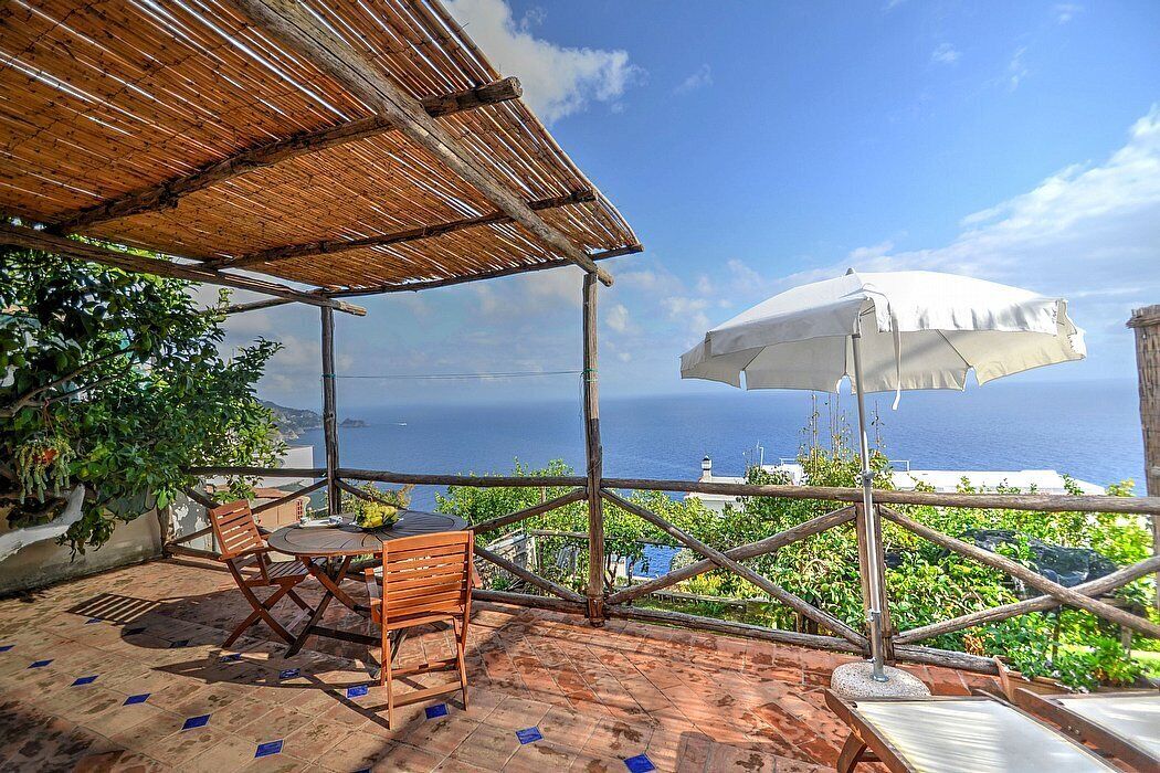 Casa Chicca: A graceful cottage built on the sloping cliff in front of the sea, with Free WI-FI.