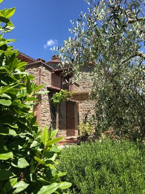 Exterior - Villa for 10 people with pool with a "truly wonderful" view to Lake Trasimeno  (Lisciano Niccone)
