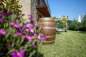 Property grounds - Villa for 10 people with pool with a "truly wonderful" view to Lake Trasimeno  (Lisciano Niccone)