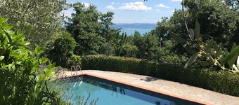 Villa 10 hengelle, jossa on uima-allas, josta on "todella ihana" näkymä Trasimenon järvelle 