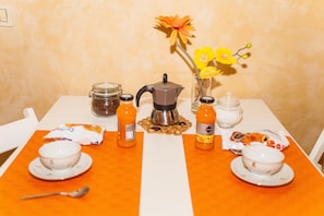 Romantic Apartment, 1 Bedroom | In-room dining