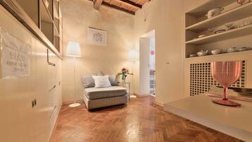 Appartement Romantique, 1 chambre | Coin séjour | Télévision à écran plat de 42 pouces avec chaßnes par satellite