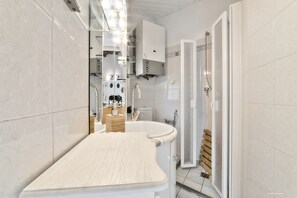 Romantic Apartment, 1 Bedroom | Bathroom | Shower, hair dryer, bidet, towels