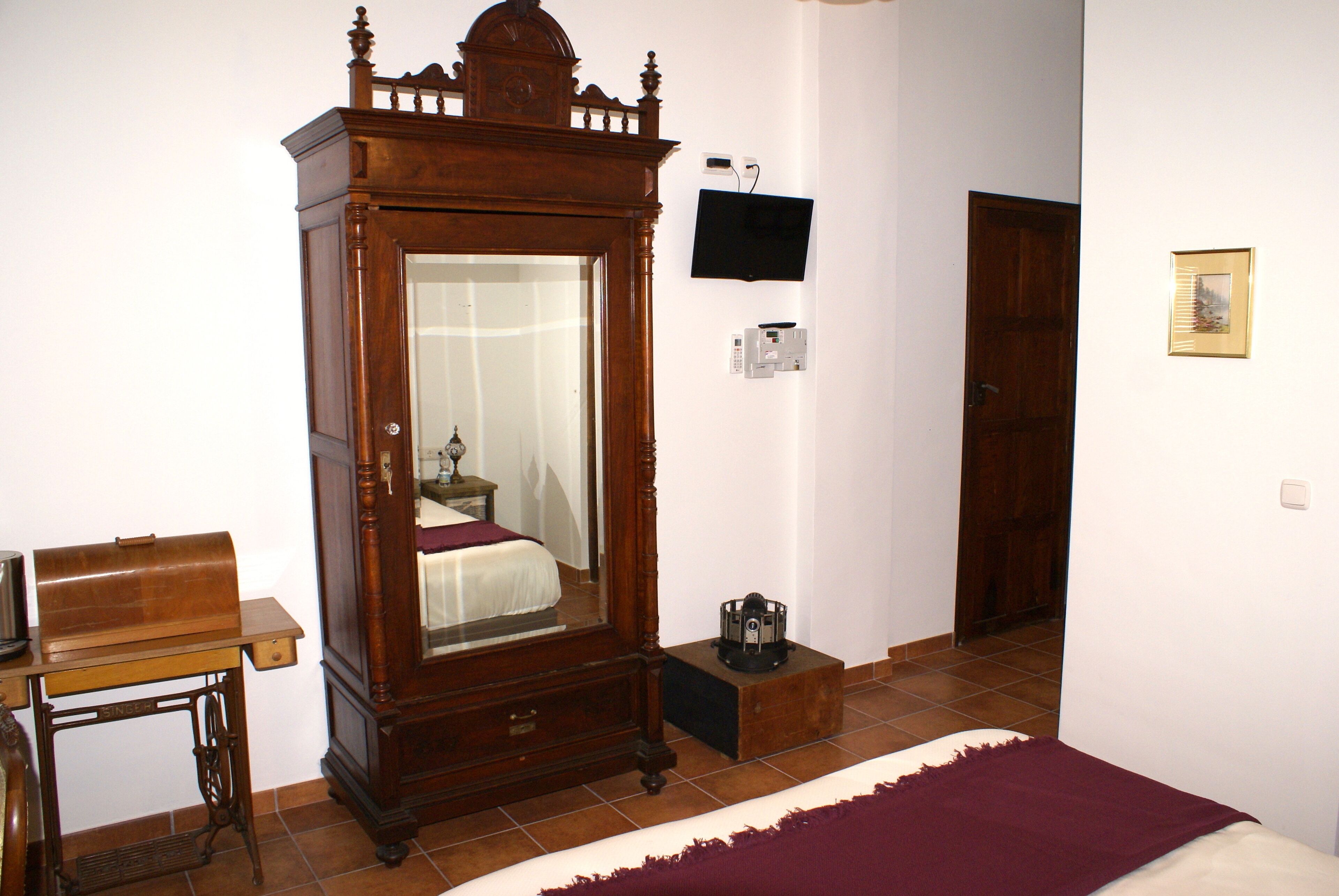 La Cañota Superior King Room Adults Only, bedroom and ensuite bathroom and WIFI