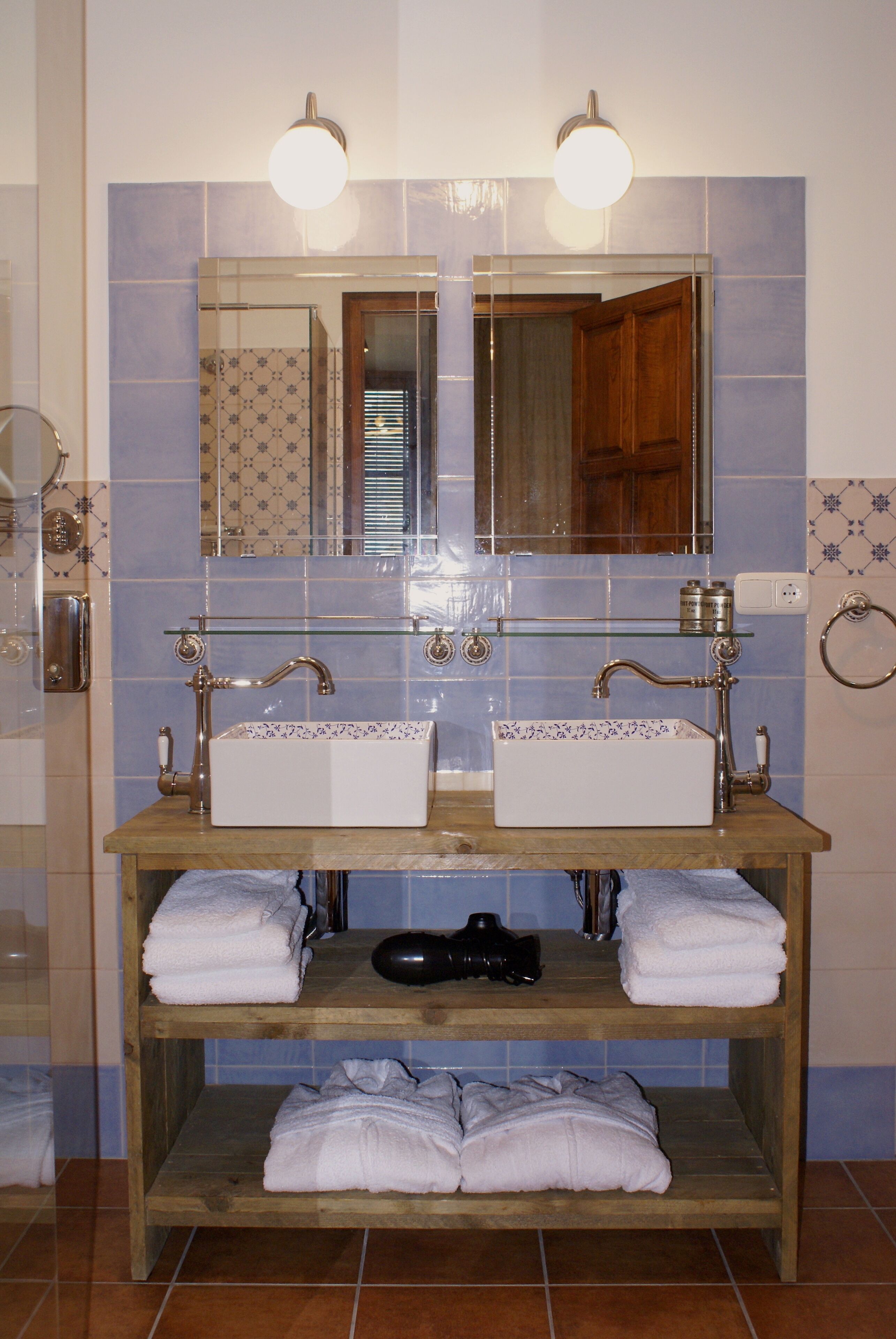 La Cañota Superior King Room Adults Only, bedroom and ensuite bathroom and WIFI