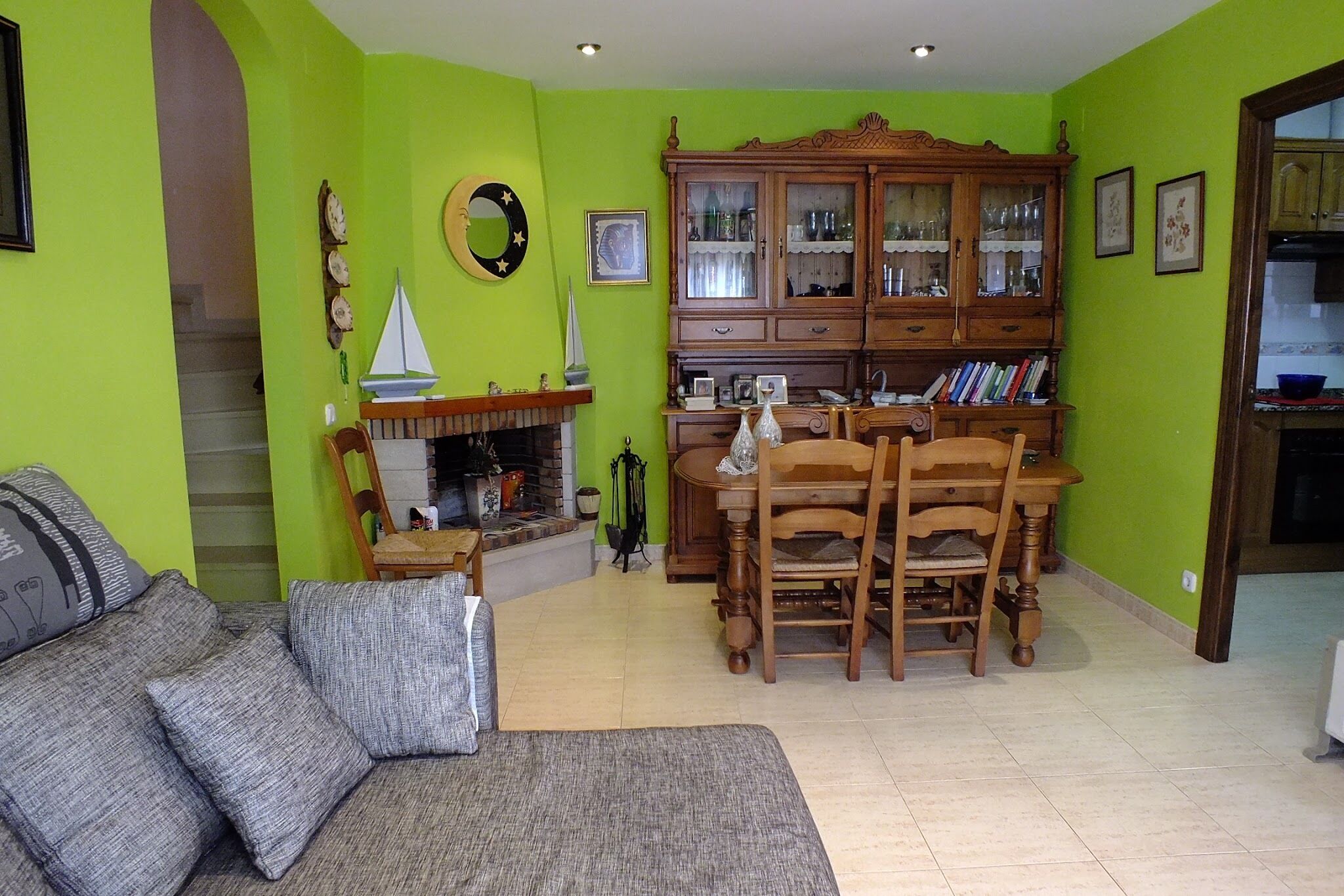 Een televisie en een open haard