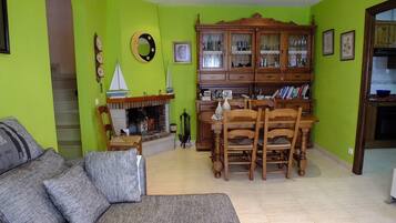 Een televisie en een open haard