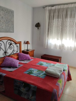 3 habitaciones, tabla de planchar con plancha y ropa de cama 