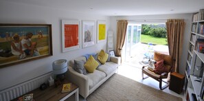 تلفزيون ذكي، ألعاب فيديو، مشغل دي في دي، تنس طاولة