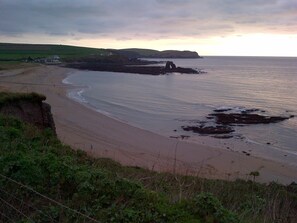 Nær stranden og solsenger
