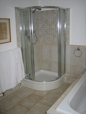 Bathtub, hair dryer, soap, shampoo - House With Sea Views And Sunny Aspect (Thurlestone)