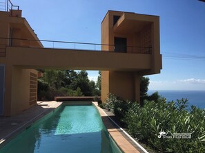 Et oppvarmet basseng og solsenger