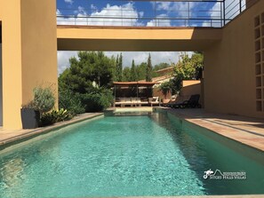 Piscina aquecida, espreguiçadeiras