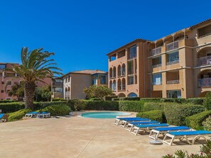 Pool - Lovely apartment for 4 guests with pool, WIFI, TV and terrace (Six-fours-les-plages)
