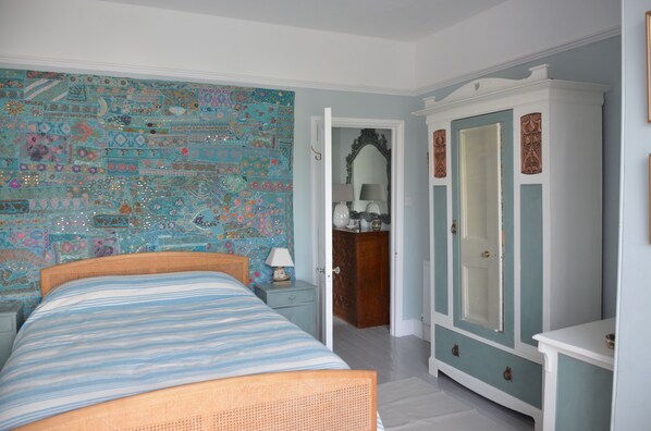 1 slaapkamer, een strijkplank/strijkijzer, gratis wifi, beddengoed