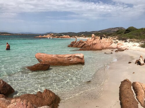 Kaunis kahden huoneen huoneisto, jossa on uima-allas, upea merinäköala Tavolaran ja RELAXin lahdella