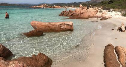 Kaunis kahden huoneen huoneisto, jossa on uima-allas, upea merinäköala Tavolaran ja RELAXin lahdella