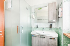 Regadera, secadora de cabello, bidet 
