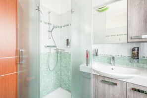 Douche, séchoir à cheveux, bidet