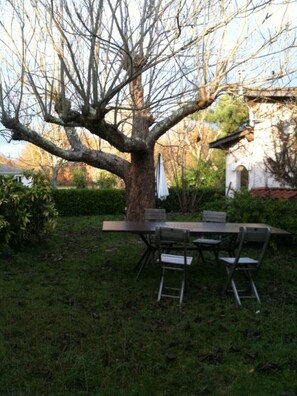 Outdoor dining - 2 Gites Houses with 2 heated pools for rent together or separately (Gradignan)