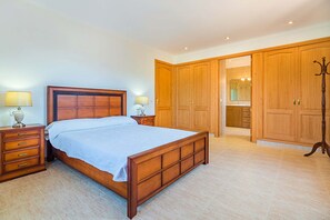 4 bedrooms, in-room safe, iron/ironing board, free WiFi