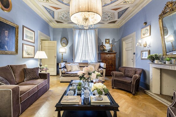 TV - Homey Spacious 4 Bedrooms Flat in Lucca (Lucca)