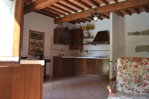 Fridge, stovetop, coffee/tea maker, electric kettle - Agriturismo Lo Strettoio - Apartment Leccio (Castelbuono Berardenga)