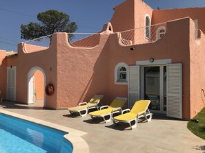 Pool - Charming villa & true vacation spirit bright & cosy<br>Charming Villa <br> (Quarteira)