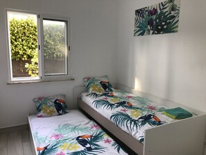 4 habitaciones, tabla de planchar con plancha y cuna de viaje 