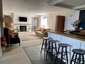 Fernseher, Kamin, DVD-Player, Tischfußball