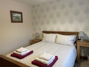 2 soverom, memory foam-senger, strykejern/-brett og reiseseng for barn