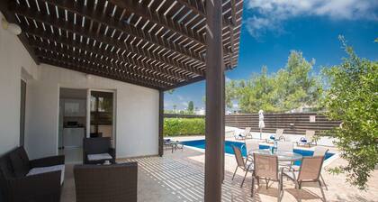 Villa Mandy, moderni 3BDR Protarasin uima-allas, lyhyt kävelymatka kaikille mukavuuksille