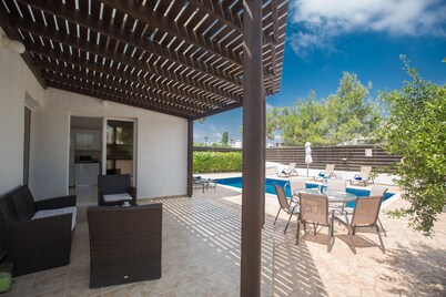 Villa Mandy, Modern 3BDR Protaras Villa with Pool, Short Walk to all Amenities