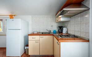 Kühlschrank, Herdplatte, Wasserkocher mit Kaffee-/Teezubehör