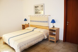 2 chambres, fer et planche à repasser, lit de bébé portatif